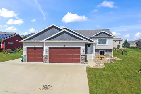 1370 Harney Peak Dr, Pine Island, MN 55963