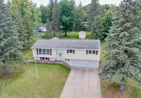 806 Des Moines Dr, Windom, MN 56101
