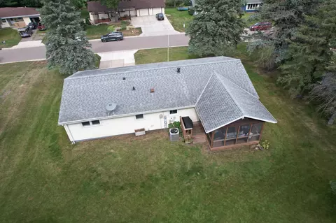 806 Des Moines Dr, Windom, MN 56101 photo 2