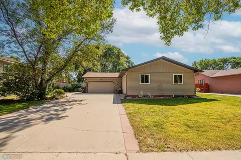 2975 Southgate Dr S, Fargo, ND 58103