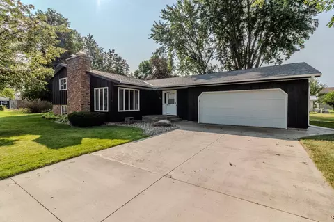 649 Circle Pines Ct, Paynesville, MN 56362