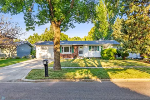 2705 11th St S, Fargo, ND 58103