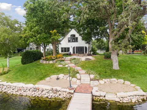 20165 Cottagewood Ave, Deephaven, MN 55331