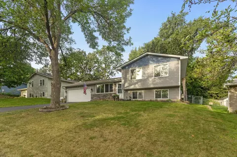 9588 Yorkshire Ln, Eden Prairie, MN 55347
