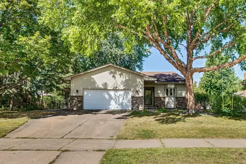 267 Oakwood Dr, Shoreview, MN 55126