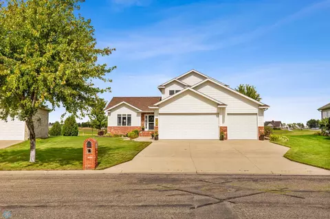 838 32nd St S, Moorhead, MN 56560
