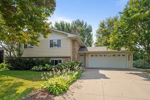 1852 Skillman Ave W, Roseville, MN 55113