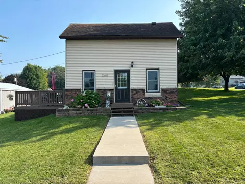 260 W 15th St, Saint Charles, MN 55972