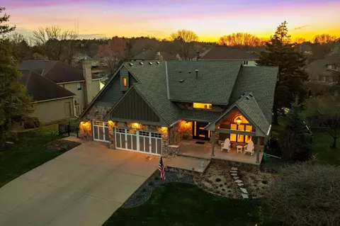 221 Meadowood Ln, Vadnais Heights, MN 55127