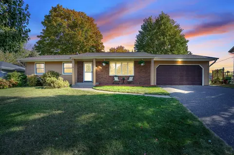 2942 Winthrop Dr, Maplewood, MN 55109