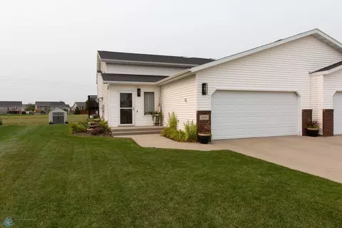 1034 Parkway Dr, West Fargo, ND 58078