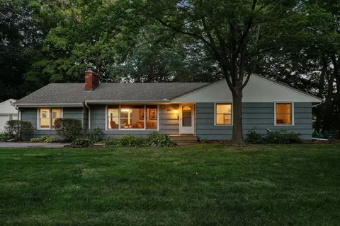 6981 Nez Perce Dr, Chanhassen, MN 55317