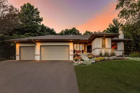 2569 Hillwood Dr E, Maplewood, MN 55119