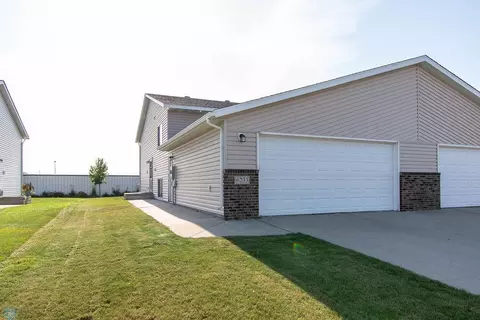 6233 35th St S, Fargo, ND 58104