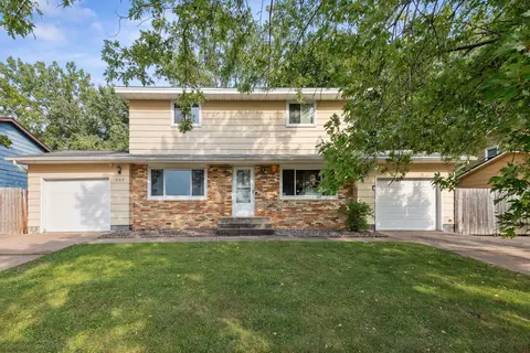 887 Greenway Ave N, Oakdale, MN 55128