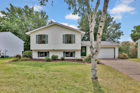12075 Oxbow Dr, Eden Prairie, MN 55347