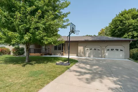 805 Circle Dr, Wells, MN 56097