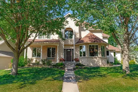 2439 Oakridge Ln E, Maplewood, MN 55119