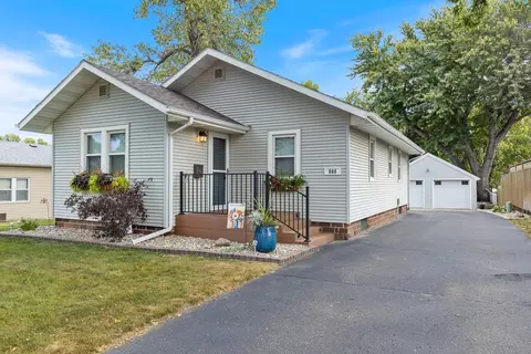 808 N 4th St, Marshall, MN 56258