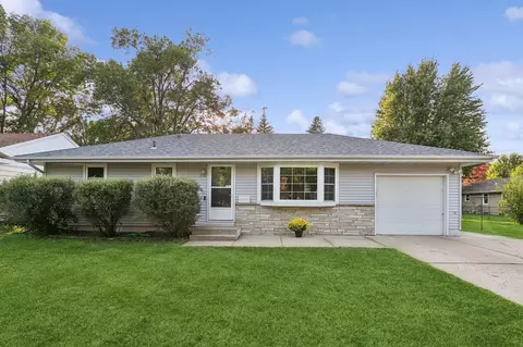 910 Sommerville St S, Shakopee, MN 55379