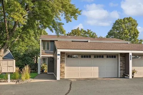 2731 Mackubin St #15, Roseville, MN 55113