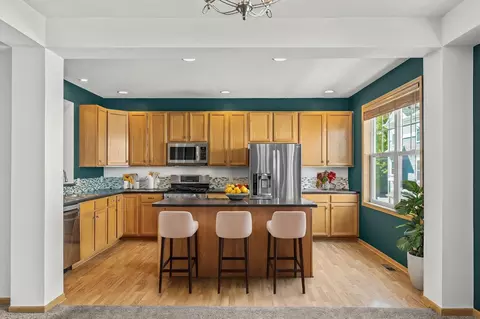 1671 Village Trl E #2, Maplewood, MN 55109