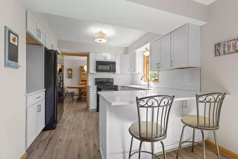 302 Oakhill Dr, Shoreview, MN 55126