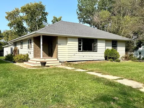211 E Henry St, Le Roy, MN 55951