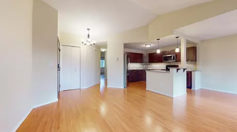 1561 Wheelock Ln #304, Saint Paul, MN 55117
