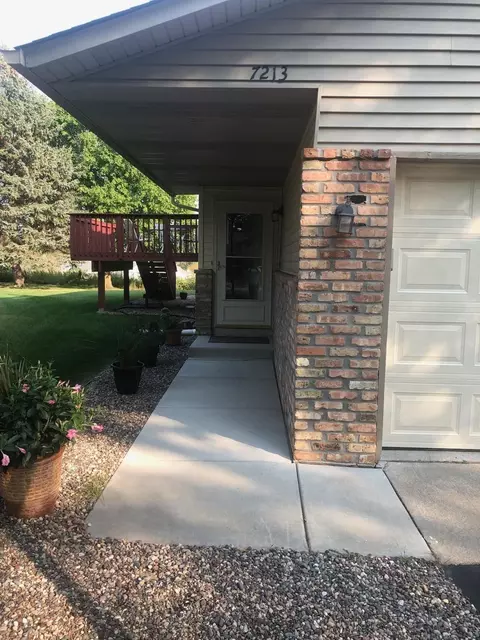 7213 Robinwood Trl, Woodbury, MN 55125