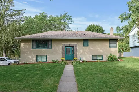 2547 Avon St N, Roseville, MN 55113
