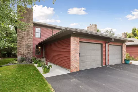 401 Hunter Hill Rd, Hudson, WI 54016