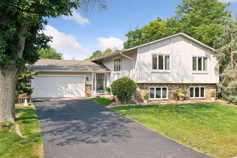 7365 Autumn Chace Cir, Bloomington, MN 55438