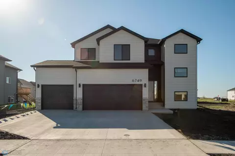 6749 27 St S, Fargo, ND 58104
