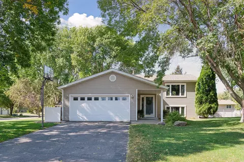 596 Concord Dr, Chaska, MN 55318