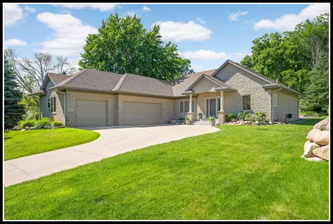 4912 W 69th St, Edina, MN 55435