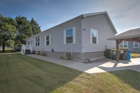 2210 Black Pine Dr, Cambridge, MN 55008