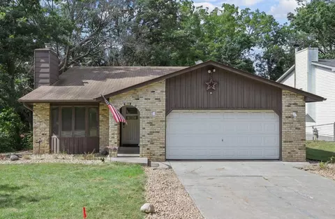 345 Dartmoor Rd, Mahtomedi, MN 55115