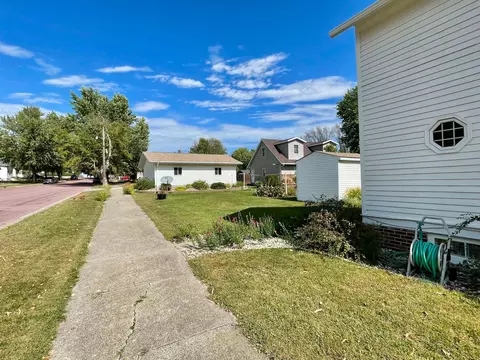 302 E Sanborn St, Springfield, MN 56087 photo 2