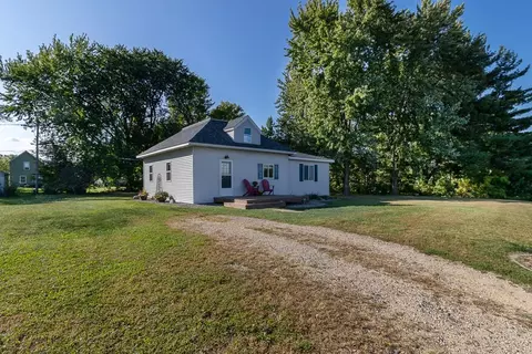 370 E Woodlawn St, Le Center, MN 56057