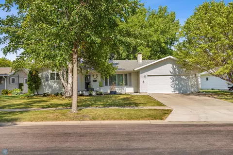 225 30th Ave N, Fargo, ND 58102