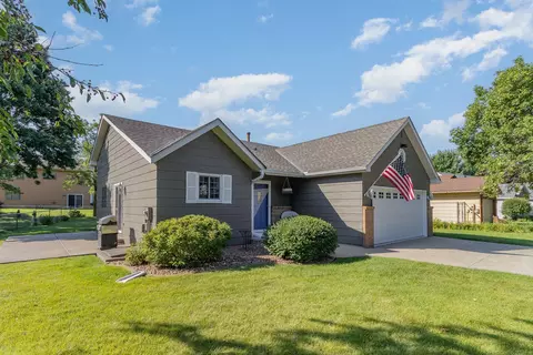 2046 Heritage Dr, Shakopee, MN 55379