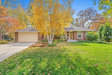 1614 Ridgewood Ln S, Roseville, MN 55113