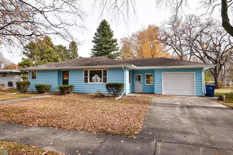 1906 12th St S, Moorhead, MN 56560
