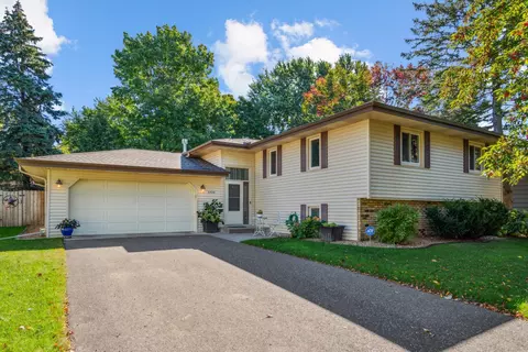 2796 Aglen St, Roseville, MN 55113