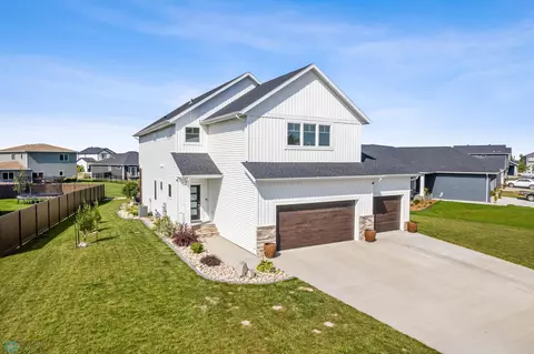 7737 Firefly Ln, Horace, ND 58047