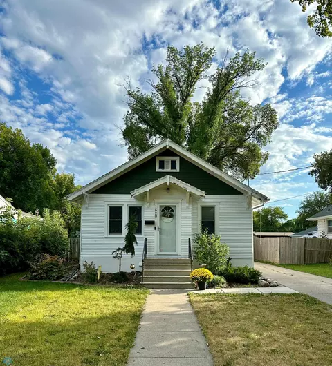 1620 8th Ave S, Fargo, ND 58103