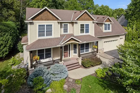 711 Cascade Dr, Chaska, MN 55318