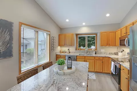 3426 Eagan Oaks Ct, Eagan, MN 55123 photo 2