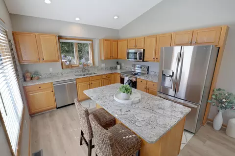 3426 Eagan Oaks Ct, Eagan, MN 55123